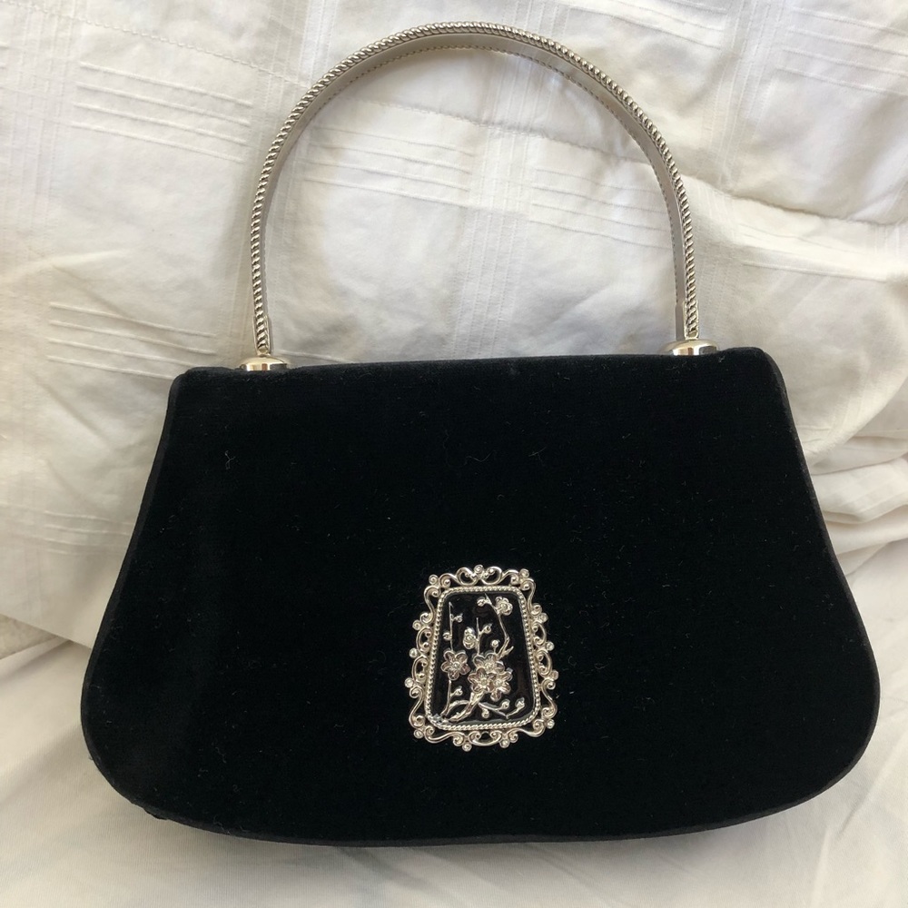 Judith Leiber black velvet handbag❤️❤️❤️❤️❤️